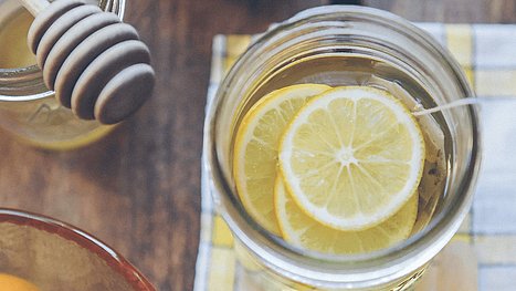 Tee mit frischen Zitronenscheiben.