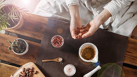 Zutaten für Heiße Schokolade mit Chili auf einem Tisch.