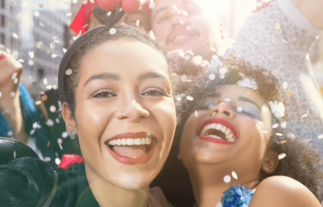 Junge Frauen auf dem Karneval