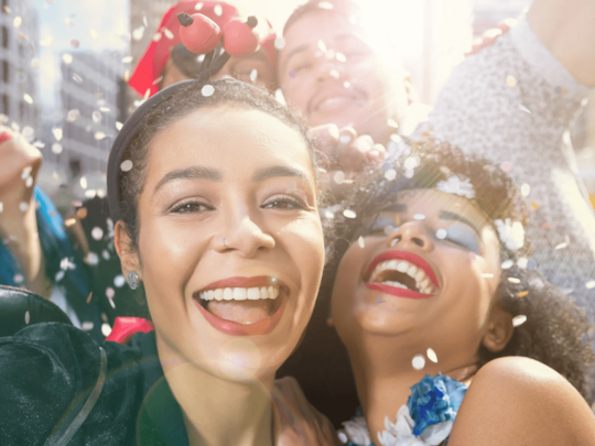 Junge Frauen auf dem Karneval
