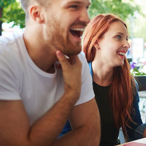 Bei entzündeten Stimmbändern kann Stimmhygenie helfen Menschen sitzen zusammen in einem Cafe.