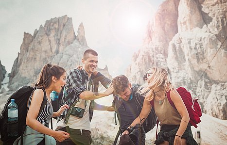 Urlaub in den Bergen Wanderung mit Freunden