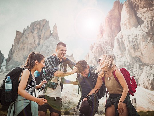 Urlaub in den Bergen Wanderung mit Freunden
