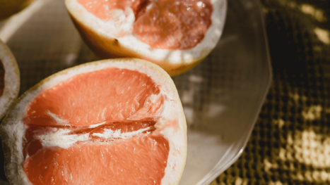 Zitrusfruechte aufgeschnittene Grapefruit