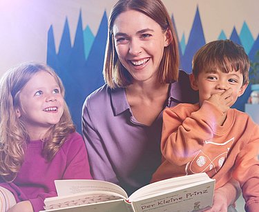 Erzieherin liest Kindern ein Buch vor