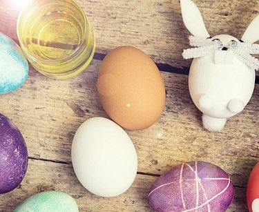 Eier zum Färben und Utensilien zum Basteln für Ostern.