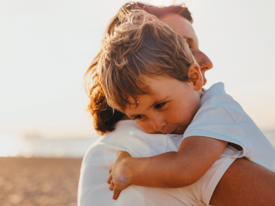 Kind wird von seiner Mutter getragen