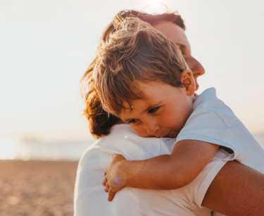 Kind wird von seiner Mutter getragen