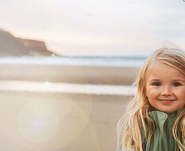 Junger Vater mit Tochter am Strand