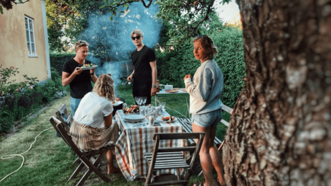 Urlaub im Garten BBQ Grillen mit Freunden